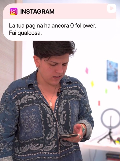 Momento di lavoro con smartphone per la gestione dei contenuti